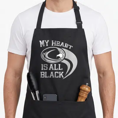 Tablier de cuisine noir avec motif blanc My Heart Is All Black et agneau stylisé.