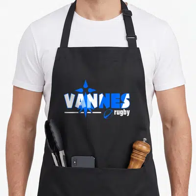 Tablier de cuisine noir avec le logo Vannes Rugby en bleu et blanc sur le devant.