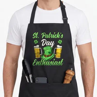 Tablier de cuisine noir avec une casquette verte, deux verres de bière et le texte St. Patrick's Day Enthusiast.