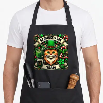 Tablier de cuisine noir avec un chat orange au chapeau vert tenant une bière verte.