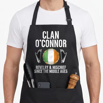 Tablier de cuisine noir avec inscription Clan O'Connor, harpes celtiques et drapeau irlandais peinturé.