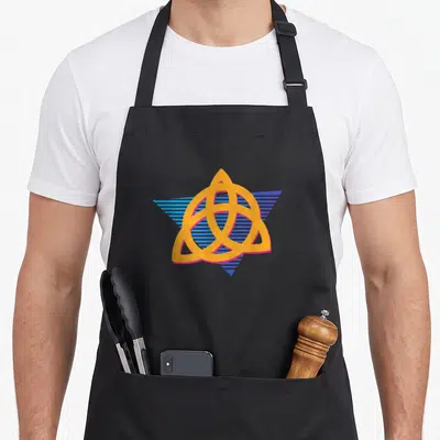 Tablier de cuisine noir avec un triquetra orange sur triangle bleu rayé en style vaporwave.