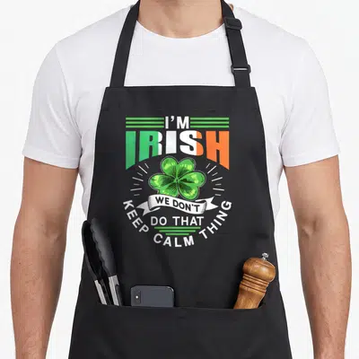 Tablier de cuisine noir avec motif trèfle vert texte Je Suis Irlandais Nous Ne Gardons Pas Le Calme et bandes colorées drapeau irlandais