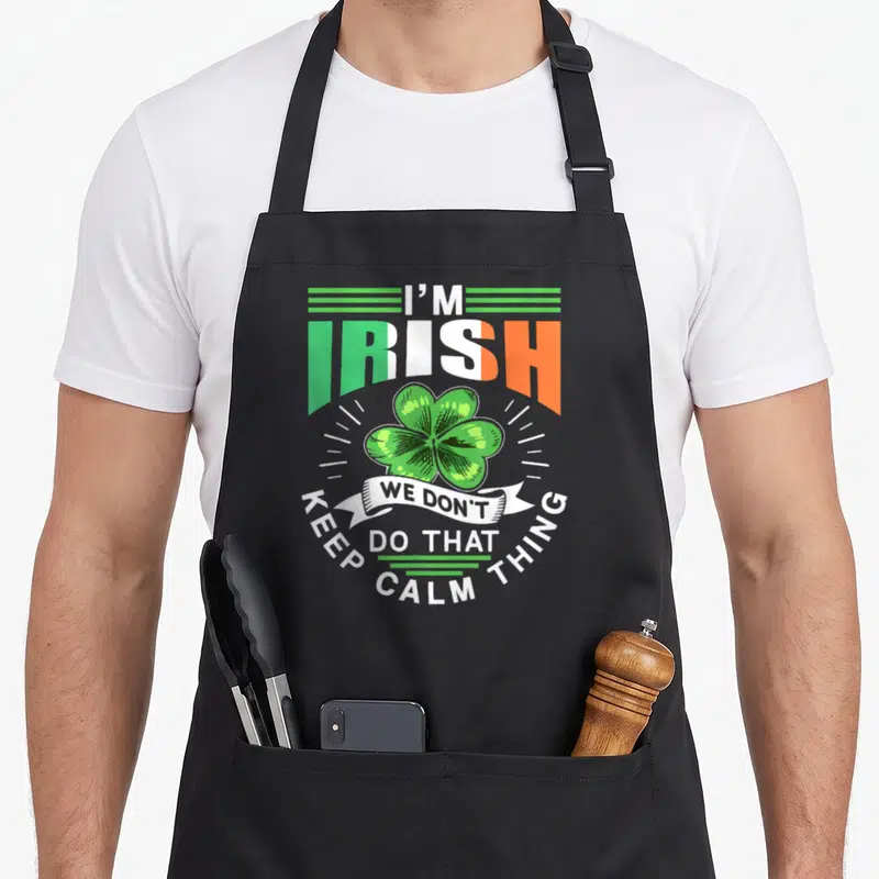 Tablier de cuisine noir avec motif trèfle vert texte Je Suis Irlandais Nous Ne Gardons Pas Le Calme et bandes colorées drapeau irlandais