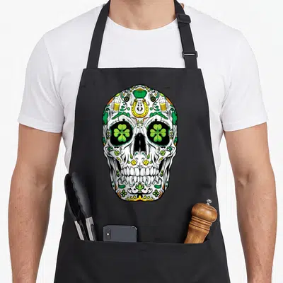 Tablier de cuisine noir avec tête de mort décorée de trèfles, bière et pot d'or vert