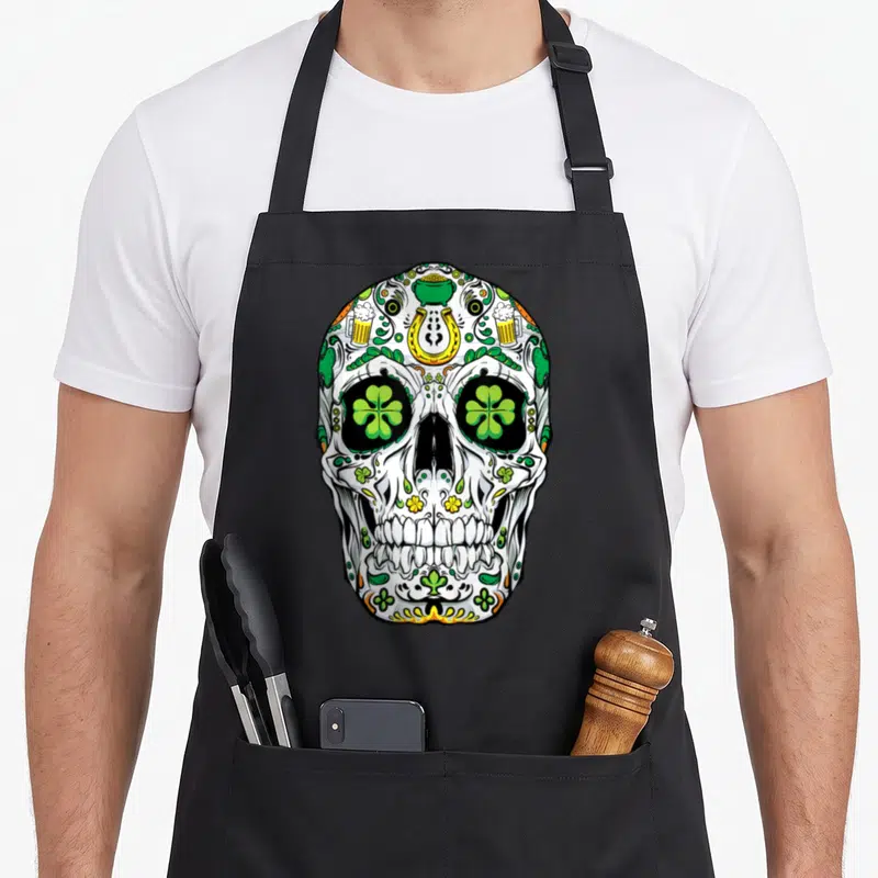 Tablier de cuisine noir avec tête de mort décorée de trèfles, bière et pot d'or vert