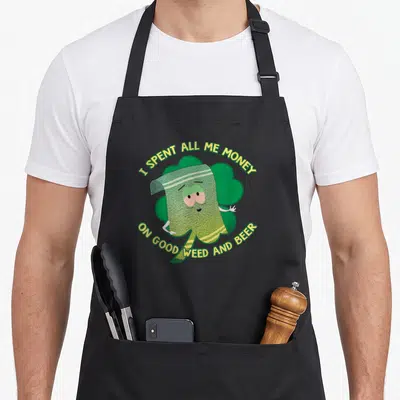 Tablier de cuisine noir avec towelie vert sur trèfle et texte jaune I SPENT ALL ME MONEY ON GOOD WEED AND BEER