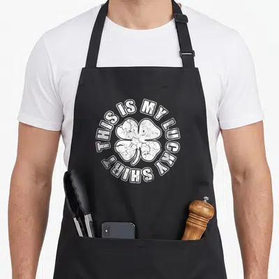 Tablier de cuisine noir avec ce design blanc rond Showing un trèfle et du texte vintage