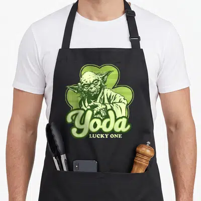 Tablier de cuisine noir avec illustration de Yoda et texte Lucky One sur un trèfle vert