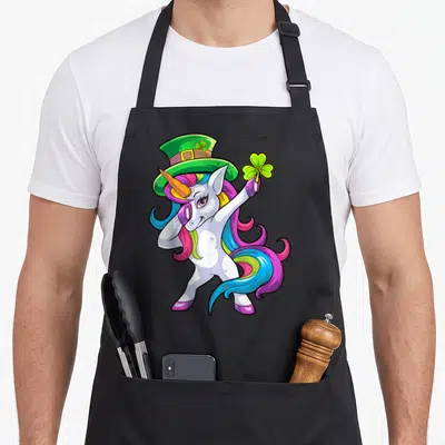 Tablier de cuisine noir avec illustration colorée d'un lepricorn effectuant un dab sous un chapeau vert.