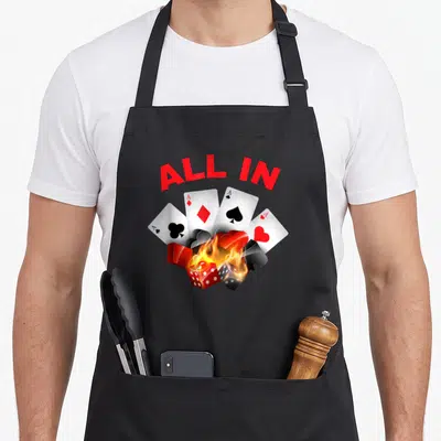 Tablier de cuisine noir avec illustration de cartes à jouer, dés enflammés et texte All In en rouge.