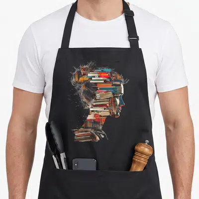 Tablier de cuisine noir avec un portrait de femme formé par une pile de livres colorés et des traits graphiques expressifs.