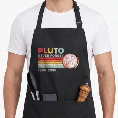 Tablier de cuisine noir avec motif retro Pluto Never Forget 1930-2006 et illustration de planète texturée.