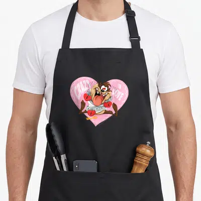 Tablier de cuisine noir avec Tasmanien enlaçant un cœur rose portant l'inscription Crazy In Love et des cœurs brisés.
