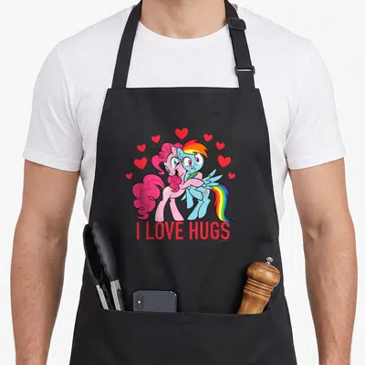 Tablier de cuisine noir avec Pinkie Pie et Rainbow Dash s'embrassant sous des cœurs rouges.