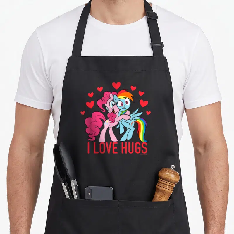 Tablier de cuisine noir avec Pinkie Pie et Rainbow Dash s'embrassant sous des cœurs rouges.