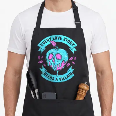 Tablier de cuisine noir avec une pomme empoisonnée stylisée en crâne rose et bleu, entourée de rubans textuels.