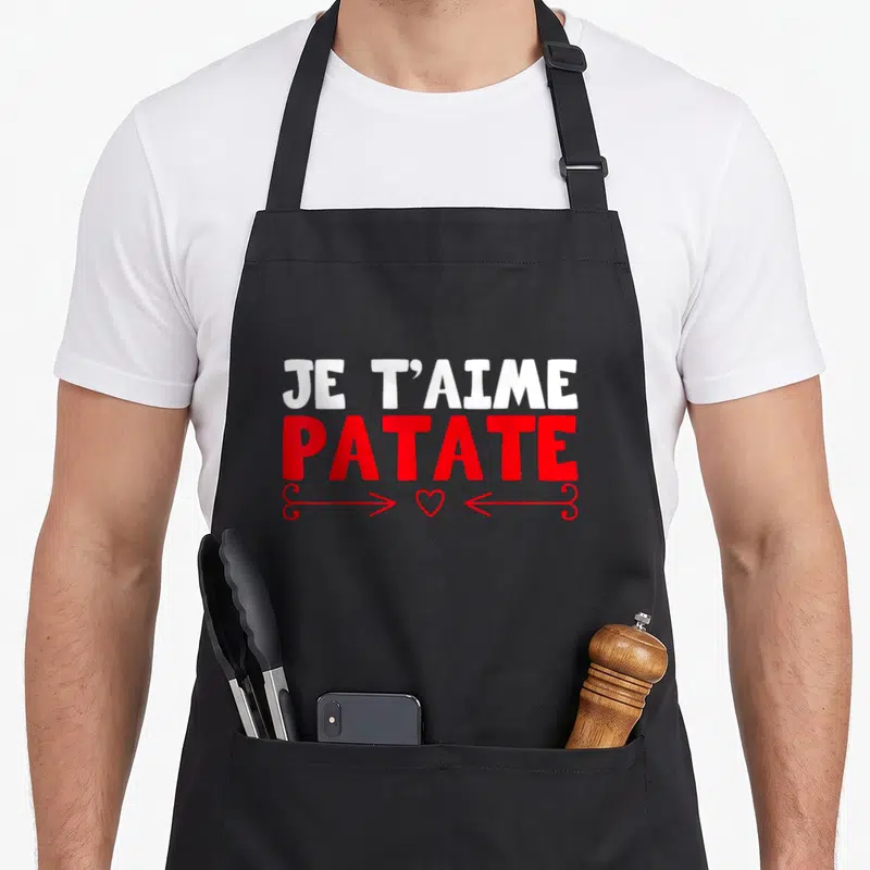 Tablier de cuisine noir avec l'inscription Je t'aime Patate en lettres blanches et rouges surmontées d'un cœur stylisé.