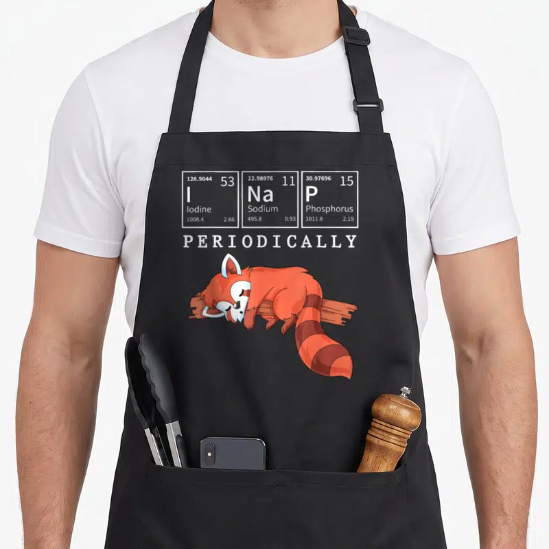 Tablier de cuisine noir avec un panda roux dormant sous les lettres chimiques Iodine Sodium Phosphore et le mot Periodically