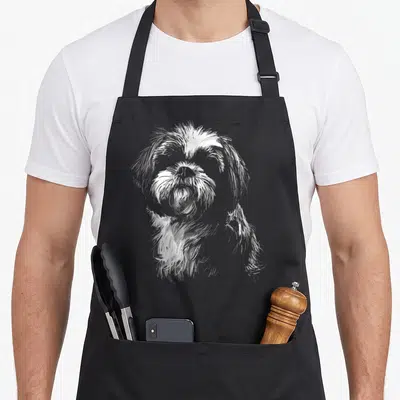 Tablier de cuisine noir avec portrait au trait d'un chien Shih Tzu aux longs poils blancs et gris.