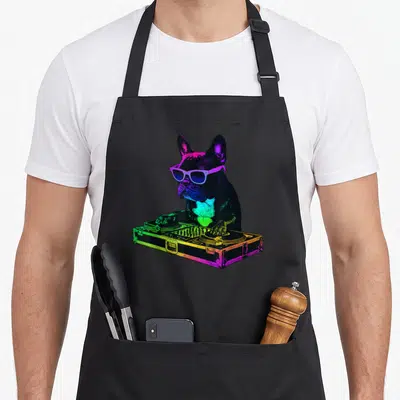 Tablier de cuisine noir avec illustration colorée d'un bouledogue français portant des lunettes de soleil sur un tourne-disque.
