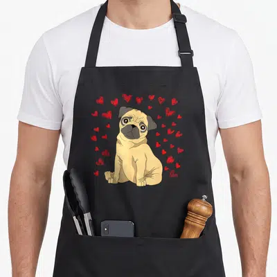 Tablier de cuisine noir avec un carlin beige assis entouré de cœurs rouges dessinés à la main