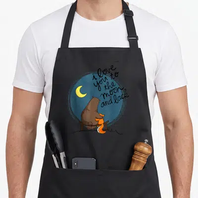 Tablier de cuisine noir avec illustration d'un ours et d'un renard regardant la lune sous le texte i love you to the moon and back.