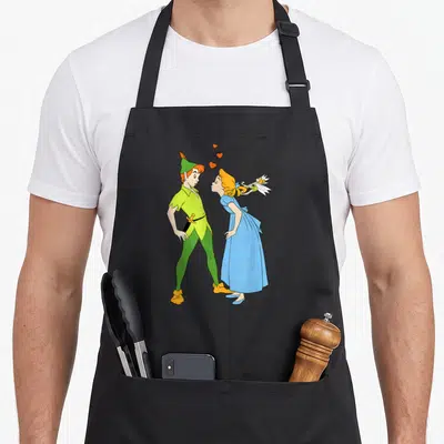 Tablier de cuisine noir avec Peter Pan et Wendy Darling en train de s'embrasser entourés de cœurs rouges et Timée l'elfe.