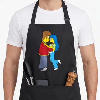 Tablier de cuisine noir avec Homer et Marge en flashback s'embrassant tendrement, style vintage années soixante-dix.