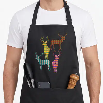 Tablier de cuisine noir orné de quatre silhouettes de cerfs aux motifs plaid multicolores et stylisés.