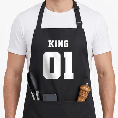 Tablier de cuisine noir avec inscription blanche KING 01 style maillot de sport.