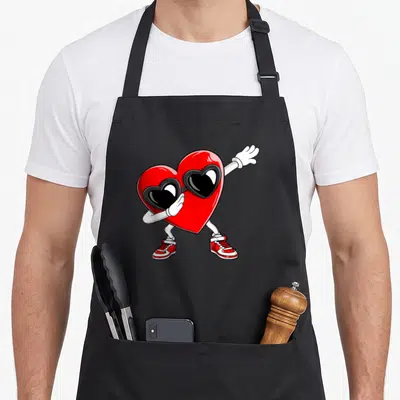 Tablier de cuisine noir avec un grand cœur rouge anthropomorphisé en train de faire un dab.