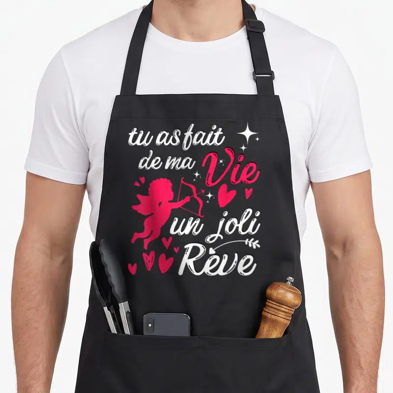Tablier de cuisine noir avec inscription blanche et rose et silhouette de cupidon tirant une flèche.