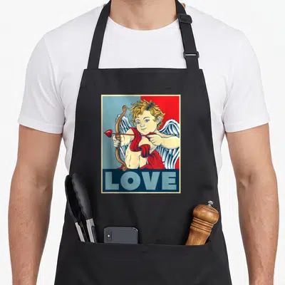 Tablier de cuisine noir avec illustration de Cupidon arc et inscription LOVE en bas du motif.