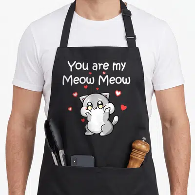 Tablier de cuisine noir avec un chat gris mignon, des cœurs rouges et le texte You are my Meow Meow en blanc.