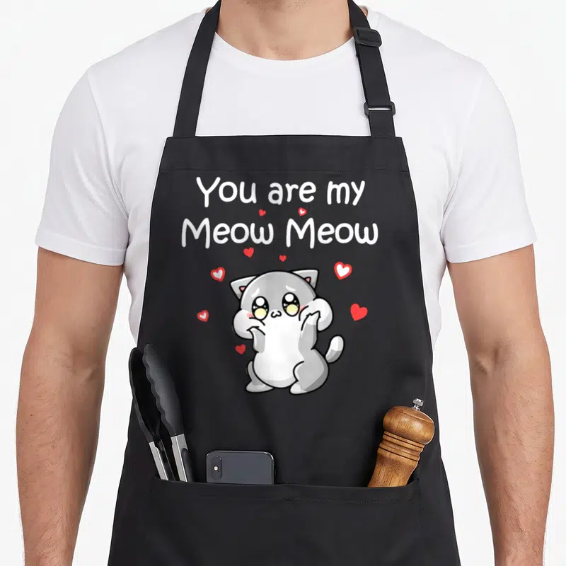 Tablier de cuisine noir avec un chat gris mignon, des cœurs rouges et le texte You are my Meow Meow en blanc.