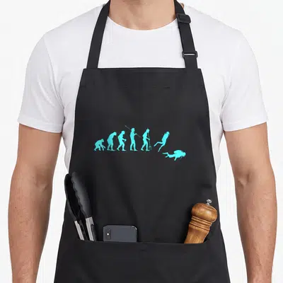 Tablier de cuisine noir avec une illustration bleue représentant l'évolution humaine se terminant par un plongeur sous-marin.