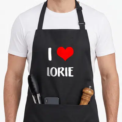 Tablier de cuisine noir avec inscription blanche I love Lorie et un grand cœur rouge central.