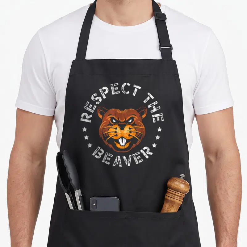 Tablier de cuisine noir avec tête de castor orange et texte Respect The Beaver en blanc.