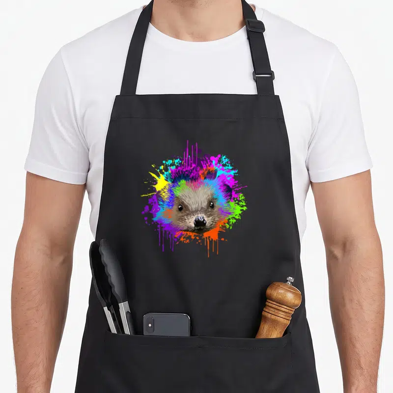 Tablier de cuisine noir avec illustration d'un hérisson aux couleurs vives en style splash art.