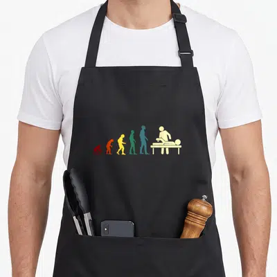 Tablier de cuisine noir avec illustration colorée de l'évolution humaine terminant par un kinésithérapeute en train de traiter un patient.