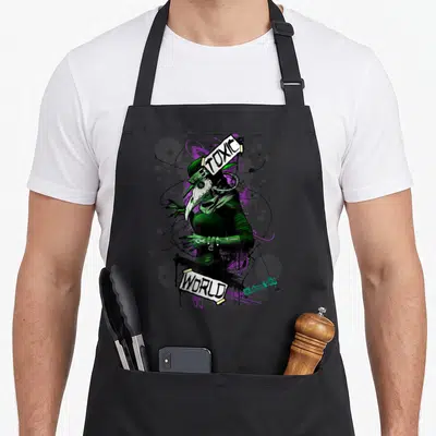 Tablier de cuisine noir avec illustration docteur peste vert, masque long, étiquettes TOXIC WORLD et éclaboussures violettes.
