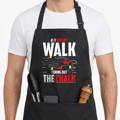 Tablier de cuisine noir avec inscription If it doesn't walk I bring out the chalk et dessin d'une silhouette blanche numérotée.