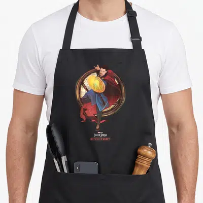 Tablier de cuisine noir avec illustration colorée du Docteur Strange et ses magies arcanales.
