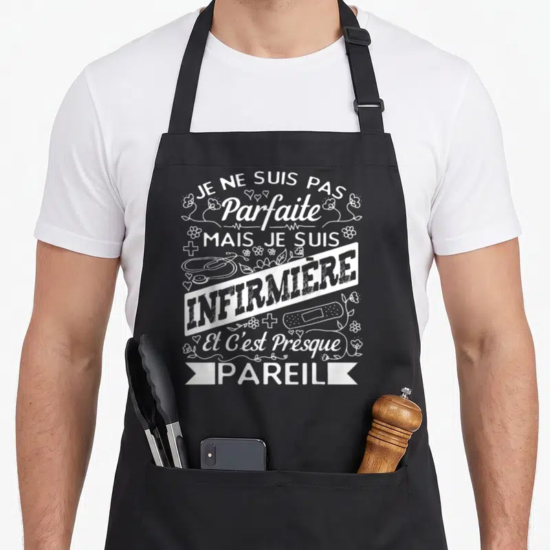 Tablier de cuisine noir avec inscription blanche humoristique infirmière entourée de stéthoscope et fleurs.