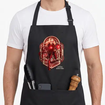 Tablier de cuisine noir avec illustration rouge et blanche de Scarlet Witch encadrée par des motifs géométriques magiques.
