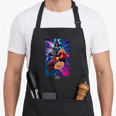 Tablier de cuisine noir avec illustration colorée de quatre personnages magiques et un sceau lumineux orange.