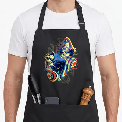 Tablier de cuisine noir avec une illustration psychédétique de Doctor Strange et Wong dans des couleurs vives.