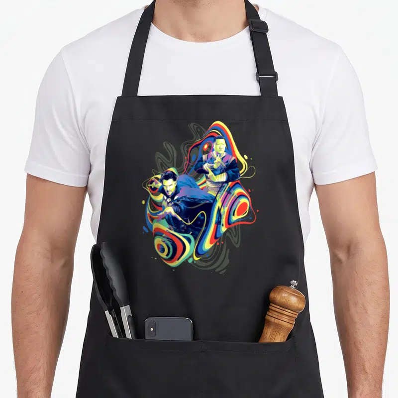 Tablier de cuisine noir avec une illustration psychédétique de Doctor Strange et Wong dans des couleurs vives.