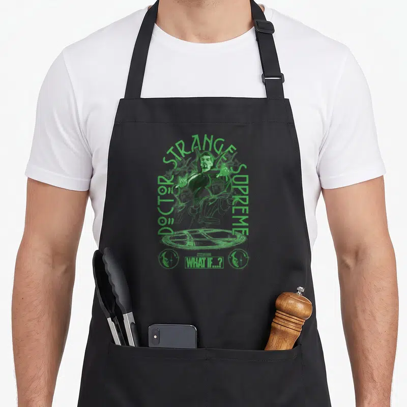 Tablier de cuisine noir avec Doctor Strange Supreme en vert et texte What If.